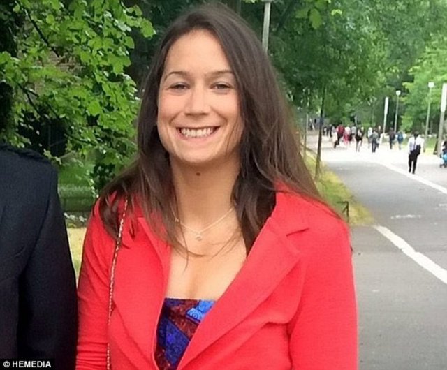 26 yaşındaki Tıp öğrencisi, Katy Emslie eli için yanık tedavisi gördü. Yanık nedeniyle Katy'in ellerinde kabarcıklar oluştu.   -