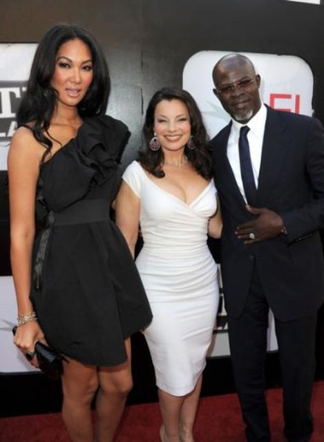 Kimmora Lee Simons'ın boyu 1.83 cm.