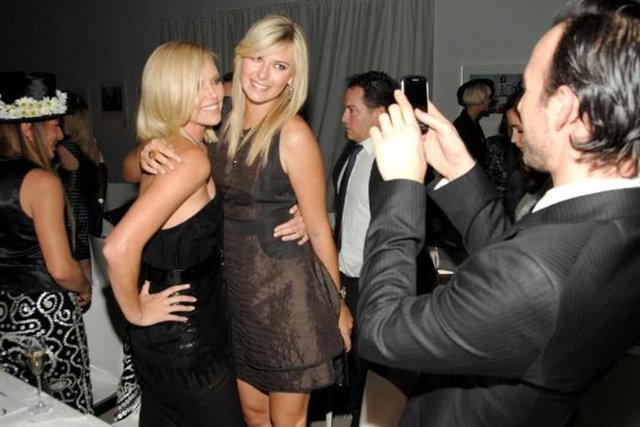 Sharapova 1.88 cm boyunda.