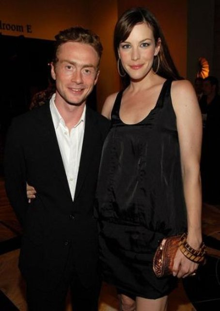 Tyler eski kocasından da uzun boyluydu.