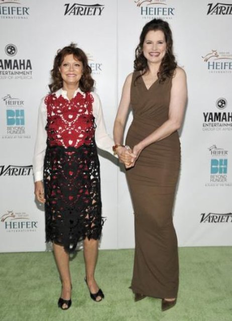 Geena Davis de uzun boylu ünlülerden. O da 1.83 cm boyunda. Thelma ve Louise filmindeki rol arkadaşı 1,70 cm'lik Susan Sarandon ile böyle ilginç bir görüntü sergilemişti.