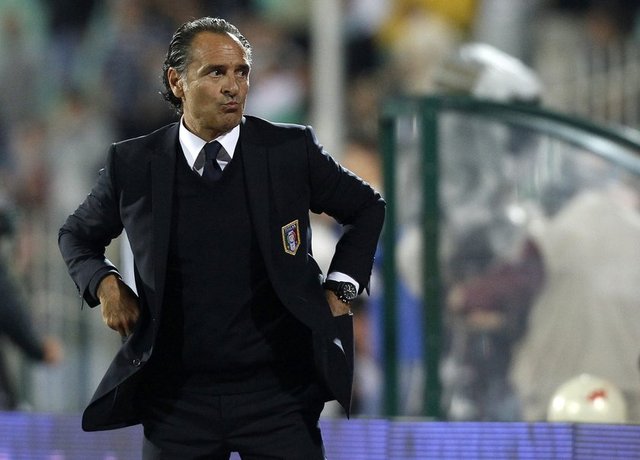 Üç sezon daha genç takımı çalıştırdıktan sonra 1997-98 sezonu başında US Lecce'nin başına geçen Prandelli, Ocak 1998'de takımdan kovuldu. 1998-99 sezonu başında Serie B Verona'yı çalıştırmaya başladı. İlk sezonunda 66 puanla şampiyon oldu.