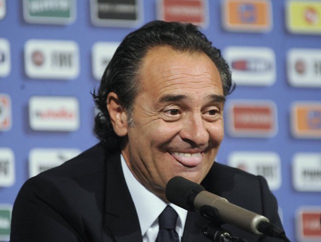 Hayatındaki en büyük anlamın karısı olduğunu söyleyen Prandelli hiç düşünmeden sözleşmeyi yırtıp attı. Roma kariyerine başlamadan noktayı koydu... Roma o sezon üç teknik adam değiştirmek zorunda kaldı.