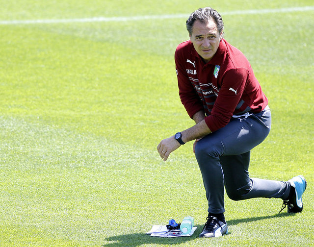 Üç yıl boyunca kanserle mücadele eden Manuela Caffi savaşı Kasım 2007'de kaybetti. - Prandelli çıktığı bu yolculukta çocuklarıyla birlikte yalnız kaldı.