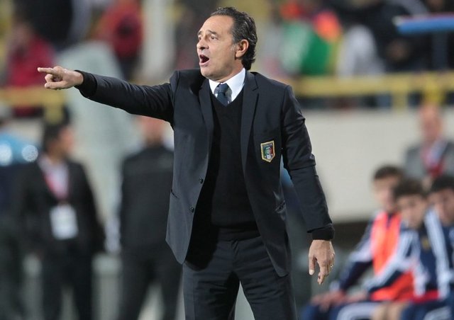 Prandelli, Manuela Caffi ile evlendiğinde 18 yaşındaydı. Çocukluk aşkı ile 1982'de evlenen İtalyan teknik adam, futbolu bıraktıktan sonra Atalanta'nın genç takım antrenörlüğünü yapmaya başladı.