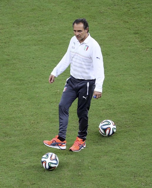 Ayrıca Mor Menekşeler'de de kulüp tarihindeki en uzun süre görev yapan teknik direktör olarak da tarihe geçti. İtalyan teknik adamın sözleşmesi İtalya Milli Takımı'yla anlaşmasından sonra 3 Haziran 2010'da karşılıklı olarak feshedildi.