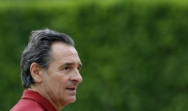 Ancak sezon sonunda yaşanan 'Calciopoli' skandalı sonucunda Fiorentina'nın 30 puanı silinerek 9. sıraya düşürüldü. -