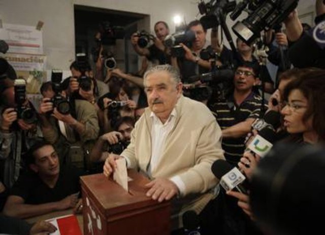 "En yoksul devlet başkanı olarak anılıyorum ama kendimi yoksul hissetmiyorum. Yoksul insanlar sadece pahalı bir hayat tarzına sahip olmayı sürdürmek adına çalışan insanlardır ve her zaman daha fazlasını, daha fazlasını isterler" diyordu Mujica.