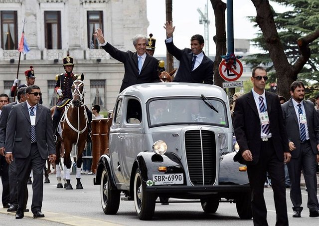 Mujisa'nın her zamanki gibi çok sade giyindiği devir teslim töreninde, yeni devlet başkanı Tabare Vazguez de 1951 model bir pick up'ta kalabalığı selamladı.