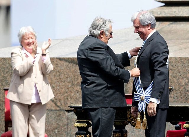1973'deki askeri darbenin ardından 15 yıl boyunca cezaevinde kalan  ve çeşitli işkencelere maruz kalan Mujisa, iktidarı büyüyen bir ekonomi, artan maaşlar ve ülke tarihinin en düşük işsizlik rakamlarıyla devretti.