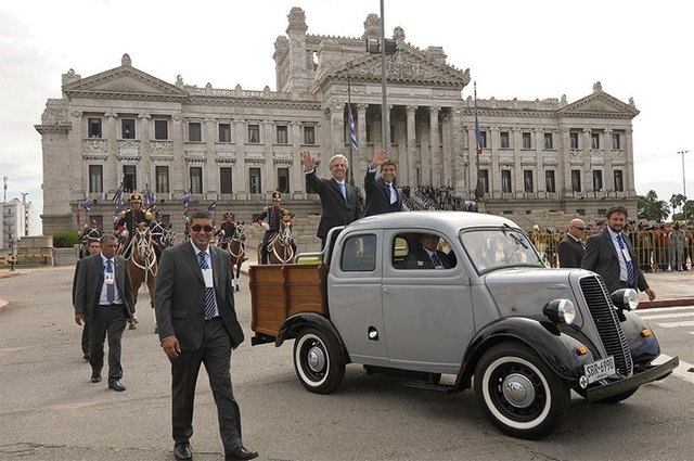 Aldığı 12 bin dolarlık maaşın yüzde 90'nını hayır kurumlarına bağışladı.
