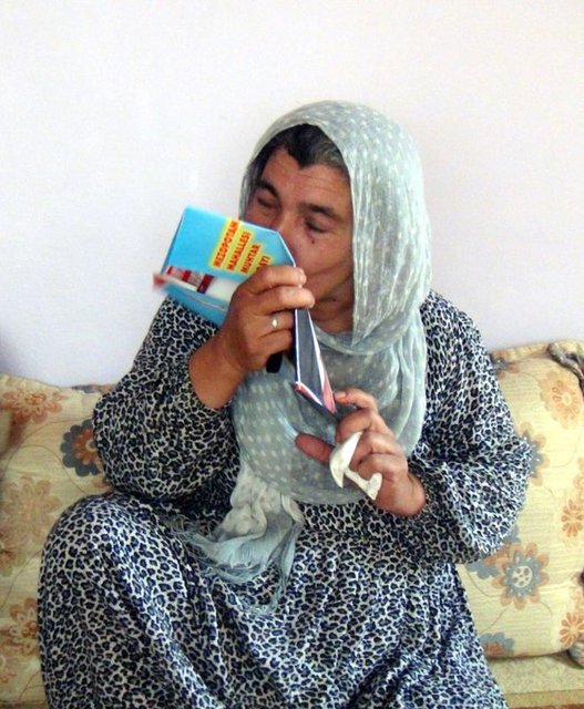 Irak'ın Musul kentinde rehin alınan şoför Mehmet Sait Çobanoğlu'nun (28) Kızıltepe ilçesinde yaşayan ailesi, şoförlerin serbest bırakıldığı yönündeki haber üzerine büyük sevinç yaşadı. Anne Remziye Çobanoğlu sevinçten oğlu Mehmet Sait Çobanoğlunun foto