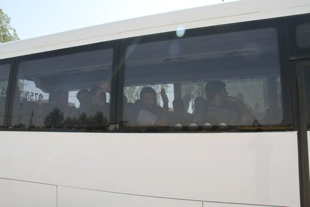 Şoförler bir otobüsle Türkiye'ye getiriliyor.