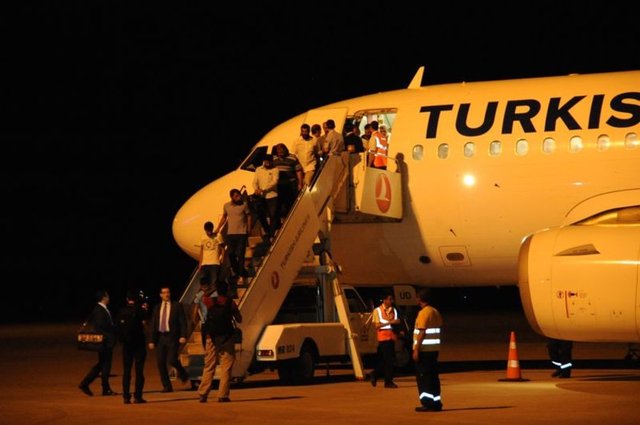 GAP Havaalanı'nda şoförleri Şanlıurfa Valisi İzzettin Küçük, Büyükşehir Belediye Başkanı Celalettin Güvenç ve protokol üyeleri ile yakınları karşıladı.