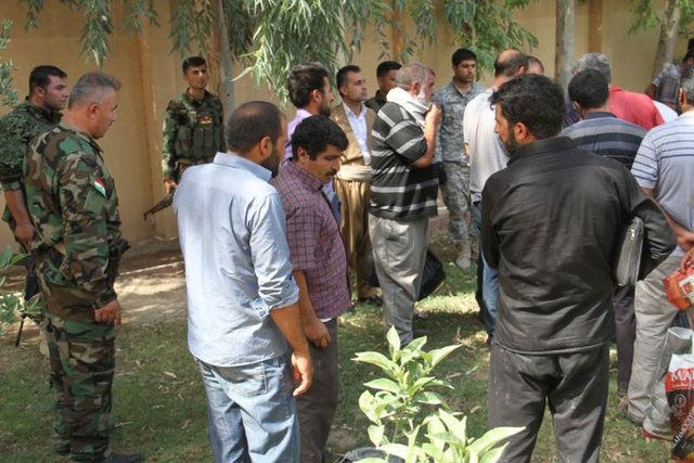 Türk şoförleri Mahmur Kampı'nda Türk yetkililer karşıladı.