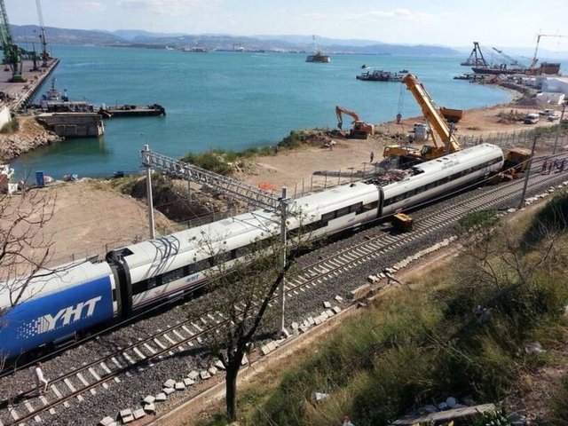 Piri Reis isimli trende, çarpmanın etkisiyle bir vagon raydan çıkarken, kaza sonucu ölen ya da yaralanan olmadı.