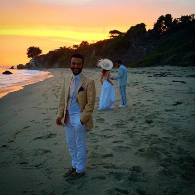 Fotoğraf çekimi için uzun uzun yürümek zorunda kalan Beren Saat ve Kenan Doğulu'nun makyajını ve saç tasarımını Mehmet Yıldırım yaptı.