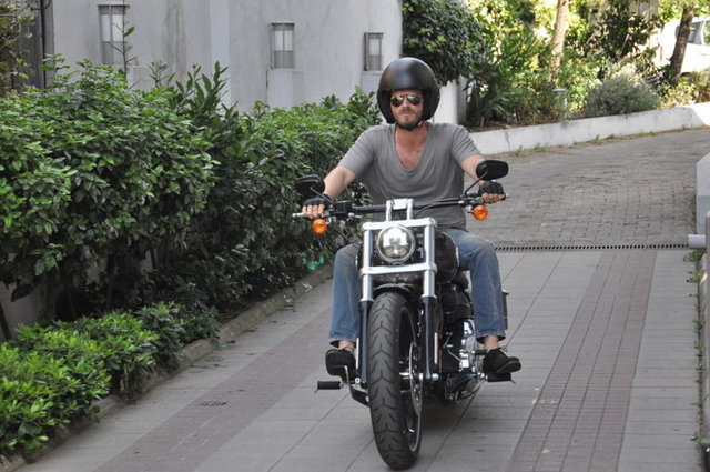 KIVANÇ Tatlıtuğ, annesine verdiği sözü tutamadı.