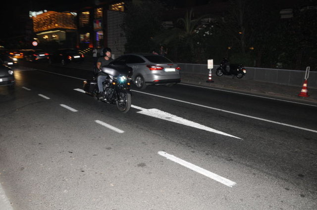 Bir mekânda kahve içtikten sonra motoruna atlayıp gaza yüklenen yakışıklı oyuncu, aracının çıkardığı gürültüyle yoldan geçenlerin tepkisini çekti.