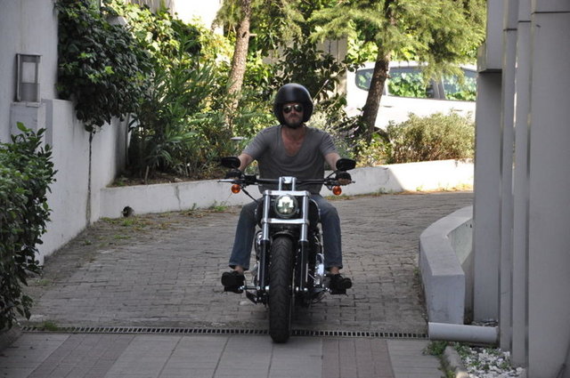 Geçtiğimiz aylarda ehliyetsiz olarak ters yönde giderken bir kuryeye çarpan oyuncu, annesinin ısrarı üzerine motosiklet kullanmaktan vazgeçmişti.