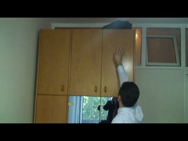 İlk kez HABERTÜRK'te yayınlanan görüntülerde, Avcı'nın makam odasında arama yapan polisler, bir dolap üzerinde buldukları siyah çantayı yere indiriyor.