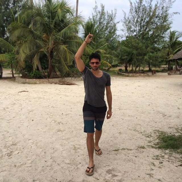 Ünlü oyuncu Kaan Urgancıoğlu kardeşiyle olan fotoğrafını Instagram hesabından paylaştı.