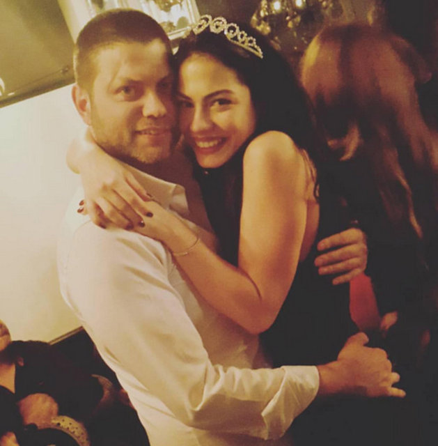 Ünlü oyuncu bu kareye "Abilerin en yakışıklısı" notunu düştü.