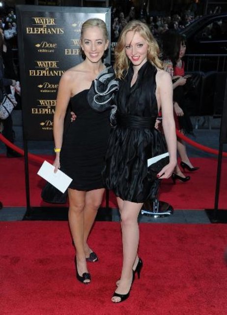 Robert Pattinson'ın ablaları Lizzy ve Victoria.