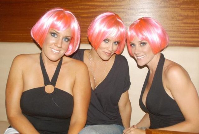 Jenny McCarthy'nin kardeşleri Amy ve Joanne McCarthy.