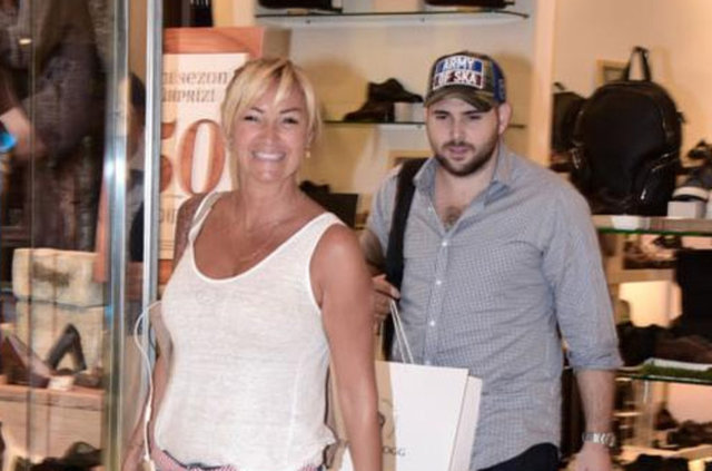 Altuğ, kardeşinin yaşamını yurt dışında sürdürdüğünü söyledi.