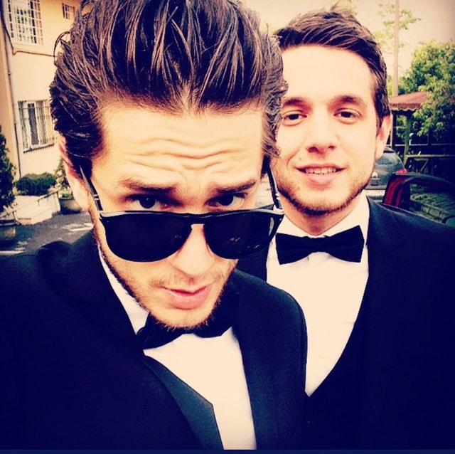 Partide kardeşleri oyuncu arkadaşları ve Sercan Badur'un sevgilisi Seren Şirince de yalnız bırakmamıştı.