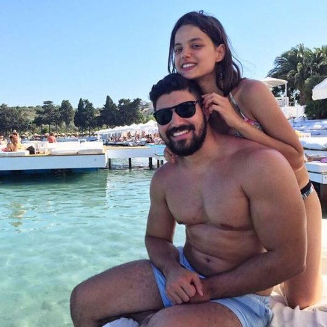 Levin Tanlar, kardeşiyle yer aldığı bu karenin altına "Aşkımla" notunu düştü.