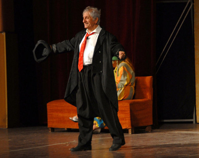 Aslında Nejat Uygur'un beş erkek çocuğu var. En büyük oğlu Ahmet. İki ve üç numarayı Süheyl ile Süha (ikizler) paylaşıyor. Dört numara Kemal, beş numara ise Behzat.