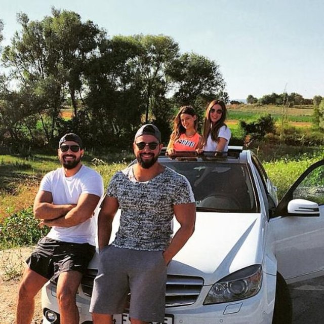 Abisi Levin Tanlar ve iki arkadaşıyla tatilin tadını çıkaran Leyla Tanlar, çektiği fotoğrafları Instagram sayfasında paylaştı.