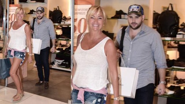 Oyuncu, bir ayakkabı mağazasından çıkarken erkek kardeşi Kartal Altuğ objektife takıldı. Altuğ, "Bugün abla kardeş birlikte alışveriş yaptık" dedi.