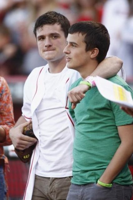 Josh ve Connor Hutcherson.