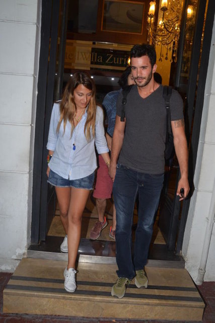 Ünlü oyuncu Gupse Özay abisiyle fotoğrafını paylaşınca takipçileri yorum yağdırmıştı.