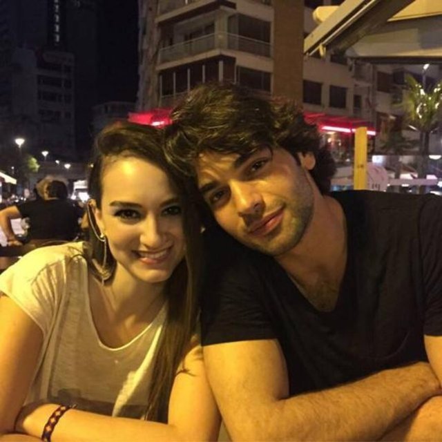 ŞÜKRÜ ÖZYILDIZ VE KARDEŞİ  Son olarak 'Şeref Meselesi' dizisiyle ekranlar boy gösteren Şükrü Özyıldız kardeşi Burcu Özyıldız'ın fotoğrafını paylaştı. Kısa sürede çok sayıda beğeni ve yorum alan fotoğrafa ilgi büyük oldu.