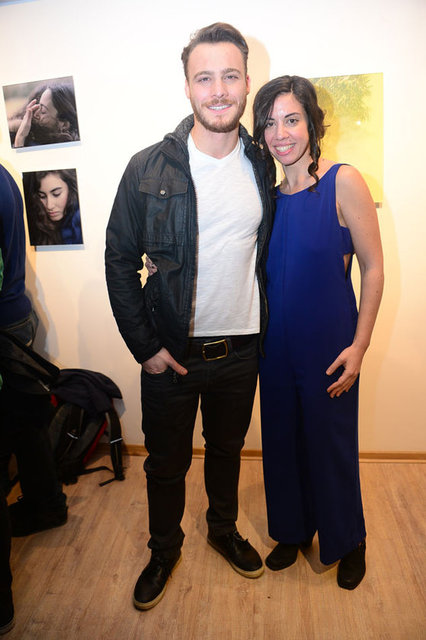 Ablasını açılışta yalnız bırakmayan oyuncu ailesiyle de poz vermişti...