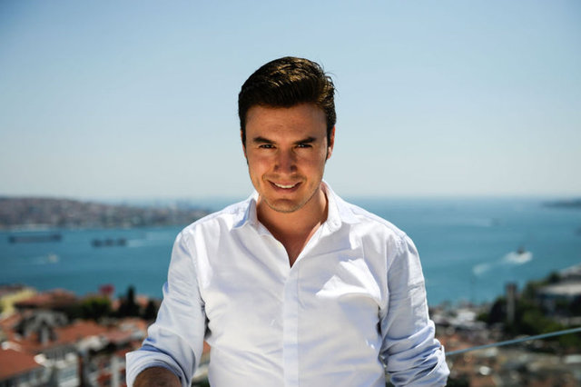 Ünlü şarkıcının aranjörlük yapan kardeşi hayatından kesitleri Instagram sayfasından paylaşıyor.