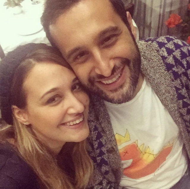 Özay bu fotoğrafa "Abisi mi gelmişmiş.. :)" notunu düştü. Sevilen oyuncuya kısa sürede yorum yağmıştı.