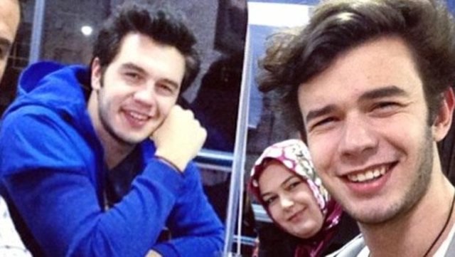 Genç oyuncu İsmail Ege Şaşmaz geçtiğimiz günlerde ailesiyle bir fotoğrafını paylaşmıştı.