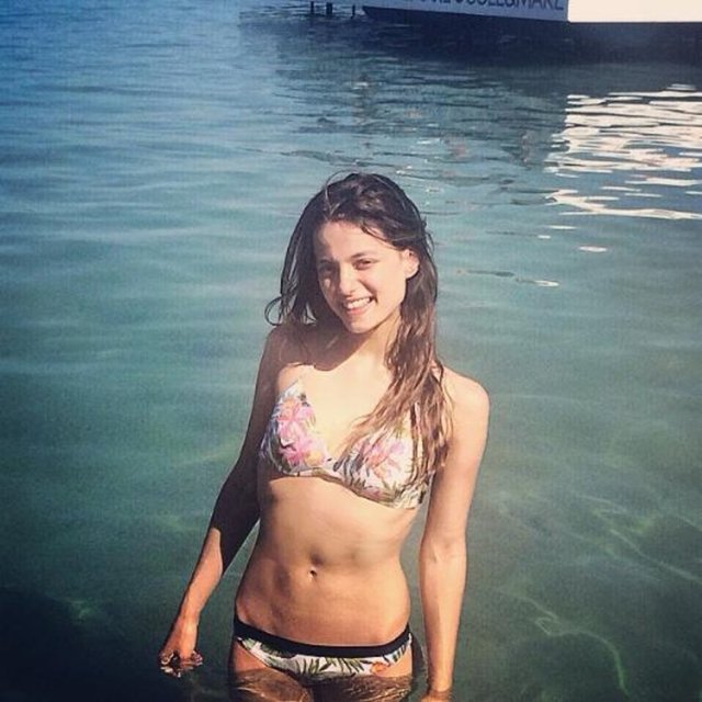 Paramparça'nın sezon finali yapmasını fısat bilen dizinin Cansu'su Leyla Tanlar soluğu Çeşme'de aldı.