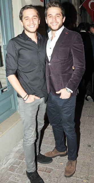 Caner Badur'a abi diyen Sercan Badur, "Aramızda dakika farkı var. O benden önce doğmuş. Bugün abimle en mutlu günümüz. İyi ki var, o benim ayrılmaz parçam" diye konuşmuştu. (Hurriyet)