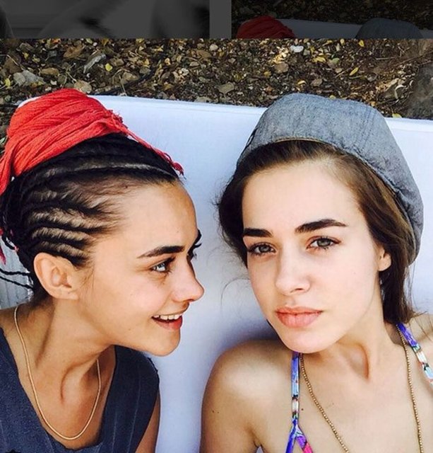 Bensu Soral'ın bir tesadüf eseri şöhreti yakalayan Hande Soral'ın kardeşi olduğunu artık bilmeyen kalmadı.