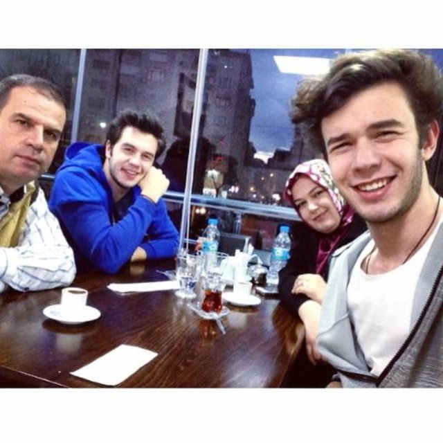 Şaşmaz'ın kendisinden beş yaş küçük kardeşiyle olan benzerliği dikkat çekmişti. Adeta ikizi gibi kendisine benzeyen kardeşi de müzik sektöründe ilerlemek istiyor.