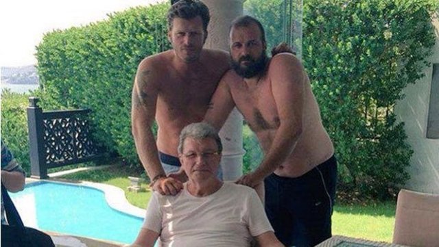 Baba Erdem Tatlıtuğ ve abisi Tugay Tatlıtuğ'la geçtiğimiz günlerde çekildiği fotoğrafta, Tatlıtuğ'un gayrimenkul yatırımcısı abisine olan benzerliği dikkatlerden kaçmamıştı. (Cadde)