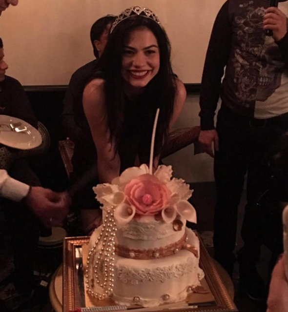 Özdemir, Instagram hesabından abisiyle fotoğrafını paylaştı.