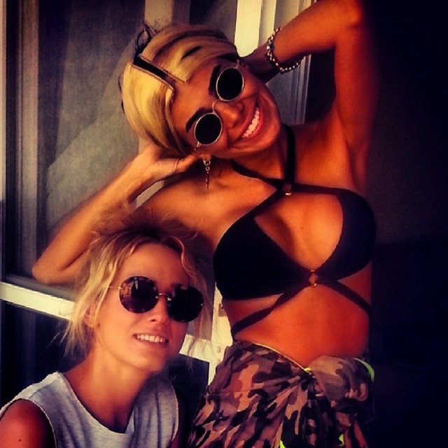 Giydiği tasarım bikinileri ve kıyafetleriyle güzelliğini gözler önüne süren Asena Erkin etraftaki meraklı bakışların odağı oldu.