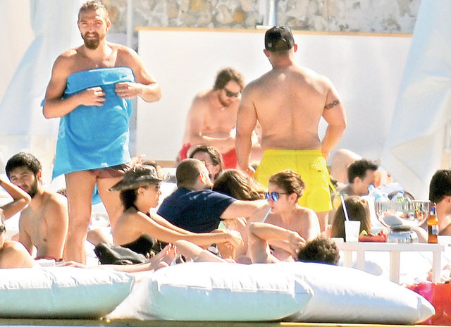 Geçtiğimiz günlerde televizyonculuğa başlayan Fenerbahçeli futbolcu Caner Erkin'in eşi Asena Erkin tatiline Çeşme'de devam ediyor